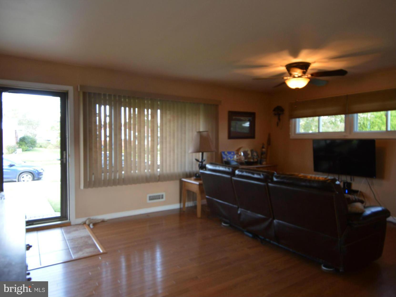 2445 Ellis Road Baltimore, MD 21234 - Photo 5 of 23 Living Room