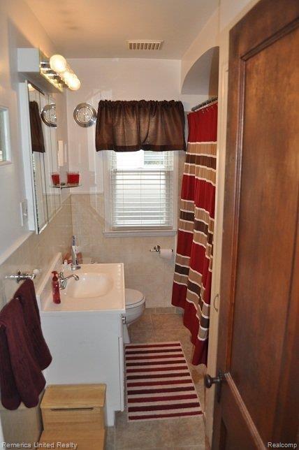 811 Cambridge Road Berkley, MI 48072 - Photo 12 of 16 Main Bathroom