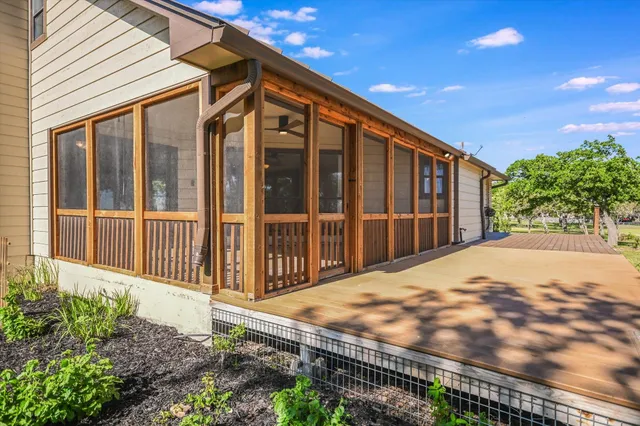 a view of a backyard