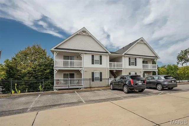 $164,900 | 2460 Lampong Drive, Unit 100C, Mehlville, MO 63125