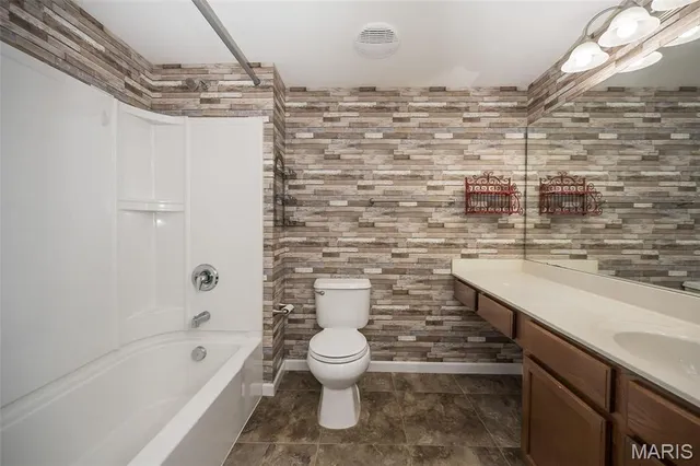 $164,900 | 2460 Lampong Drive, Unit 100C, Mehlville, MO 63125