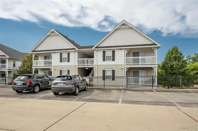 $164,900 | 2460 Lampong Drive, Unit 100C, Mehlville, MO 63125