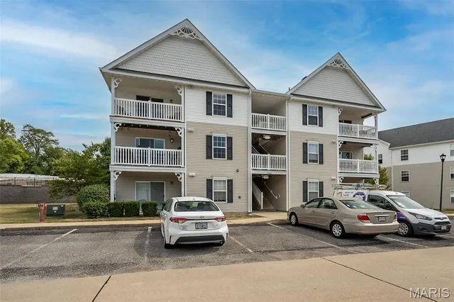 $164,900 | 2460 Lampong Drive, Unit 100C, Mehlville, MO 63125