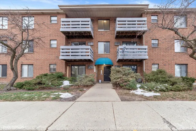 $1,800 | 1225 North Winslowe Drive, Unit 101, Palatine, IL 60074