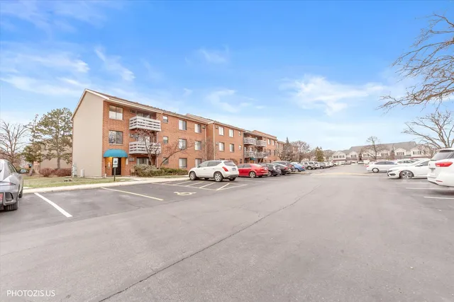 $1,800 | 1225 North Winslowe Drive, Unit 101, Palatine, IL 60074