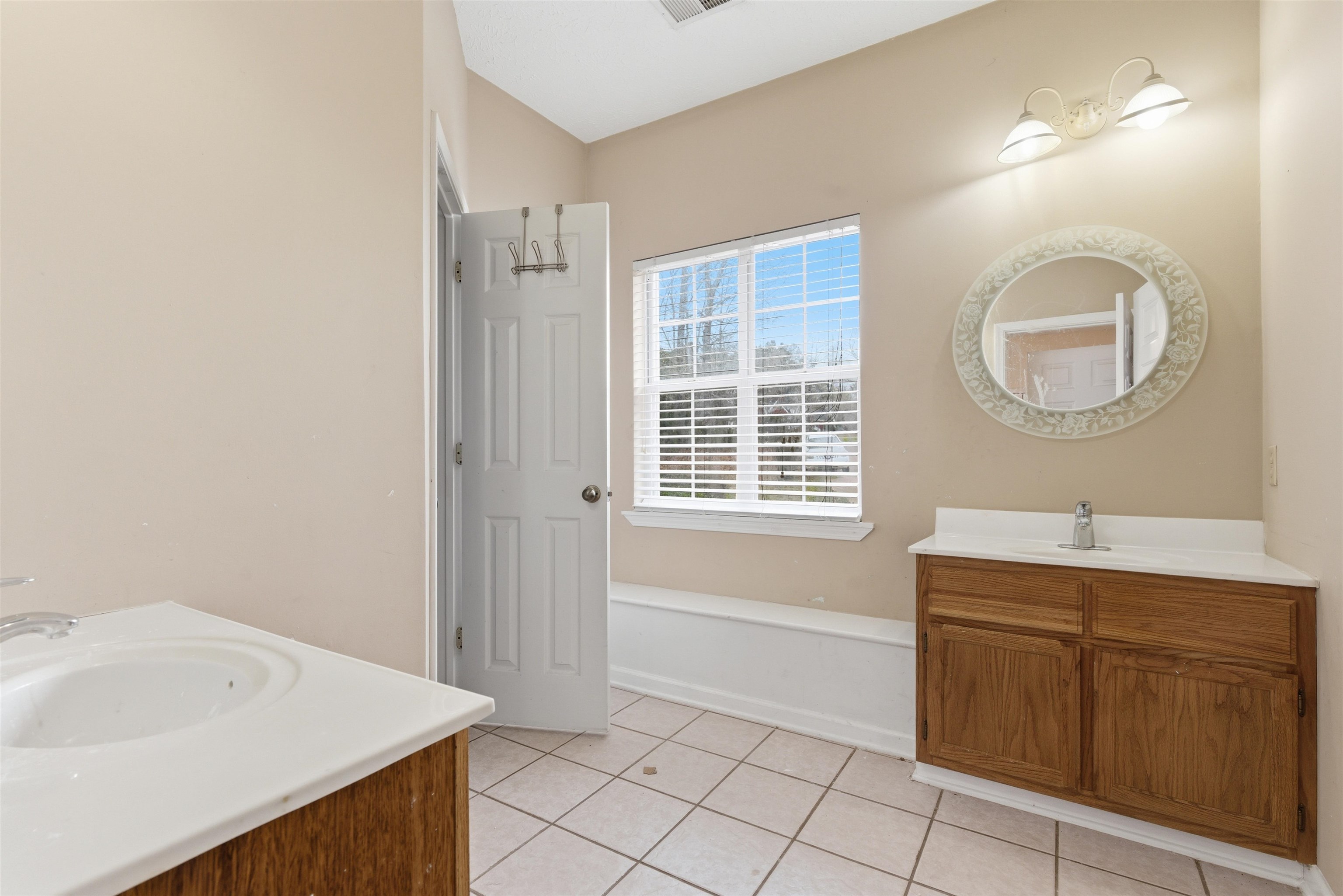 915 Cliffview Road Bolivar, TN 38008 - Photo 20 of 35 a bathroom with a tub sink and mirror