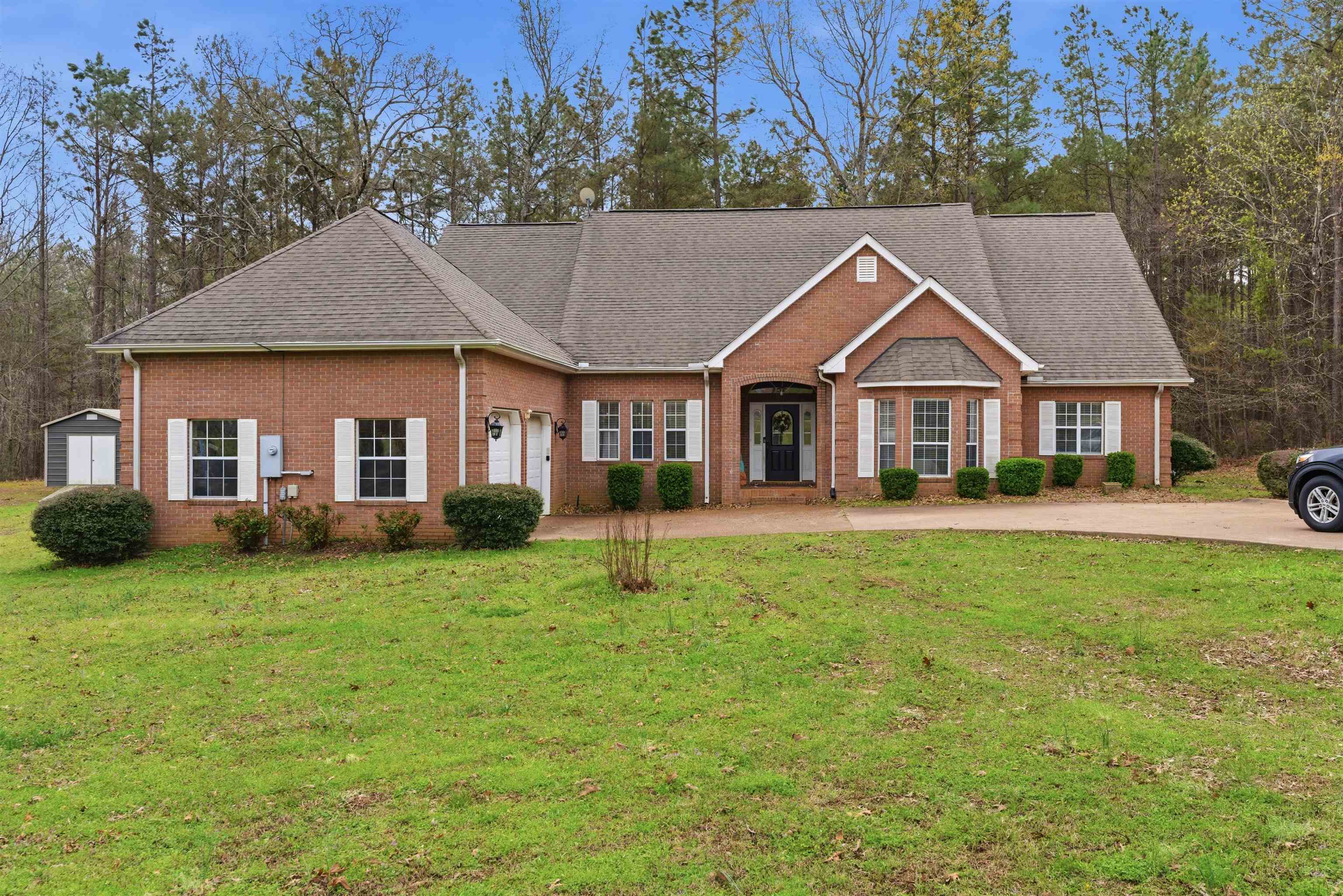 915 Cliffview Road Bolivar, TN 38008 - Photo 2 of 35 a front view of a house with a yard