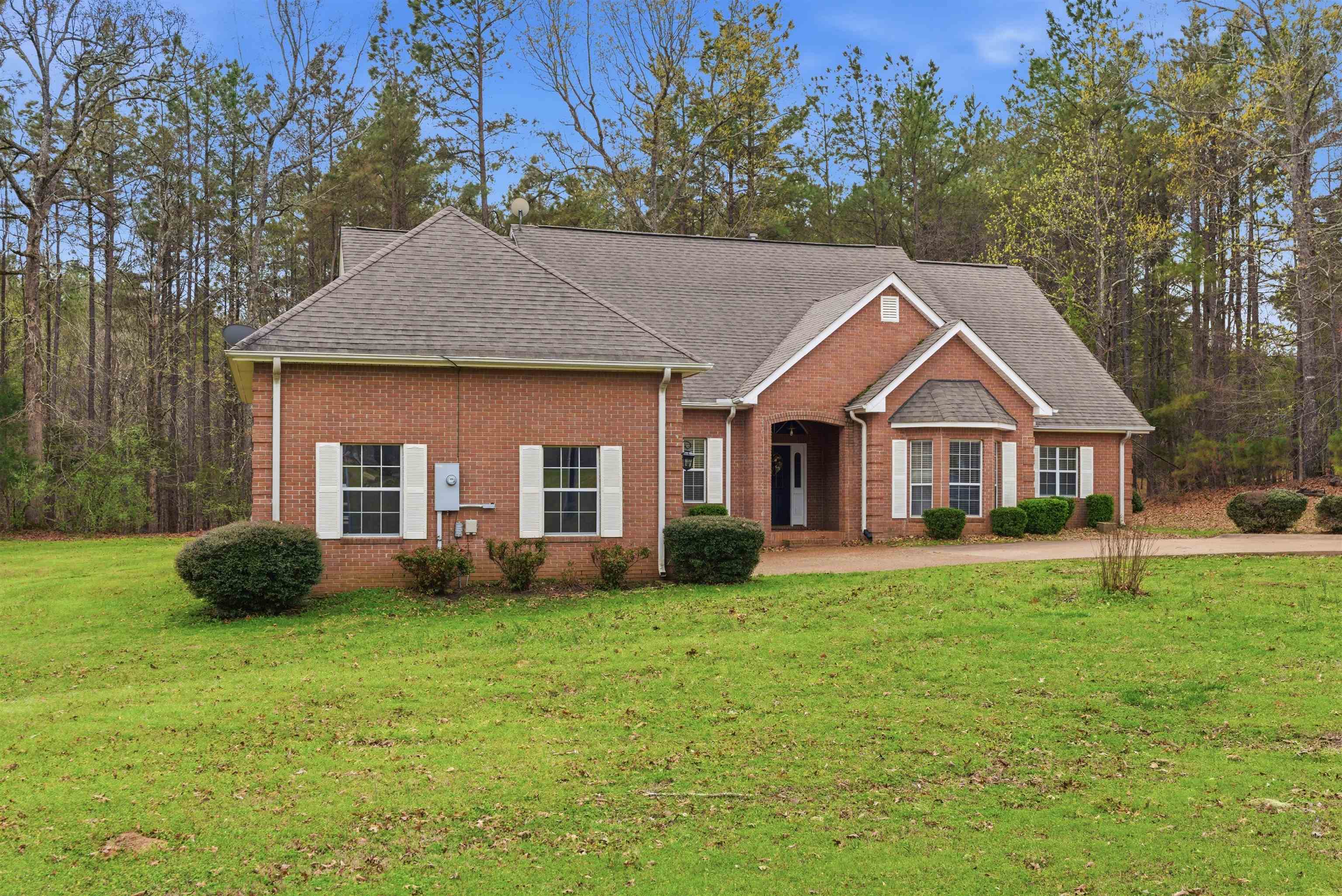915 Cliffview Road Bolivar, TN 38008 - Photo 3 of 35 a front view of a house with garden