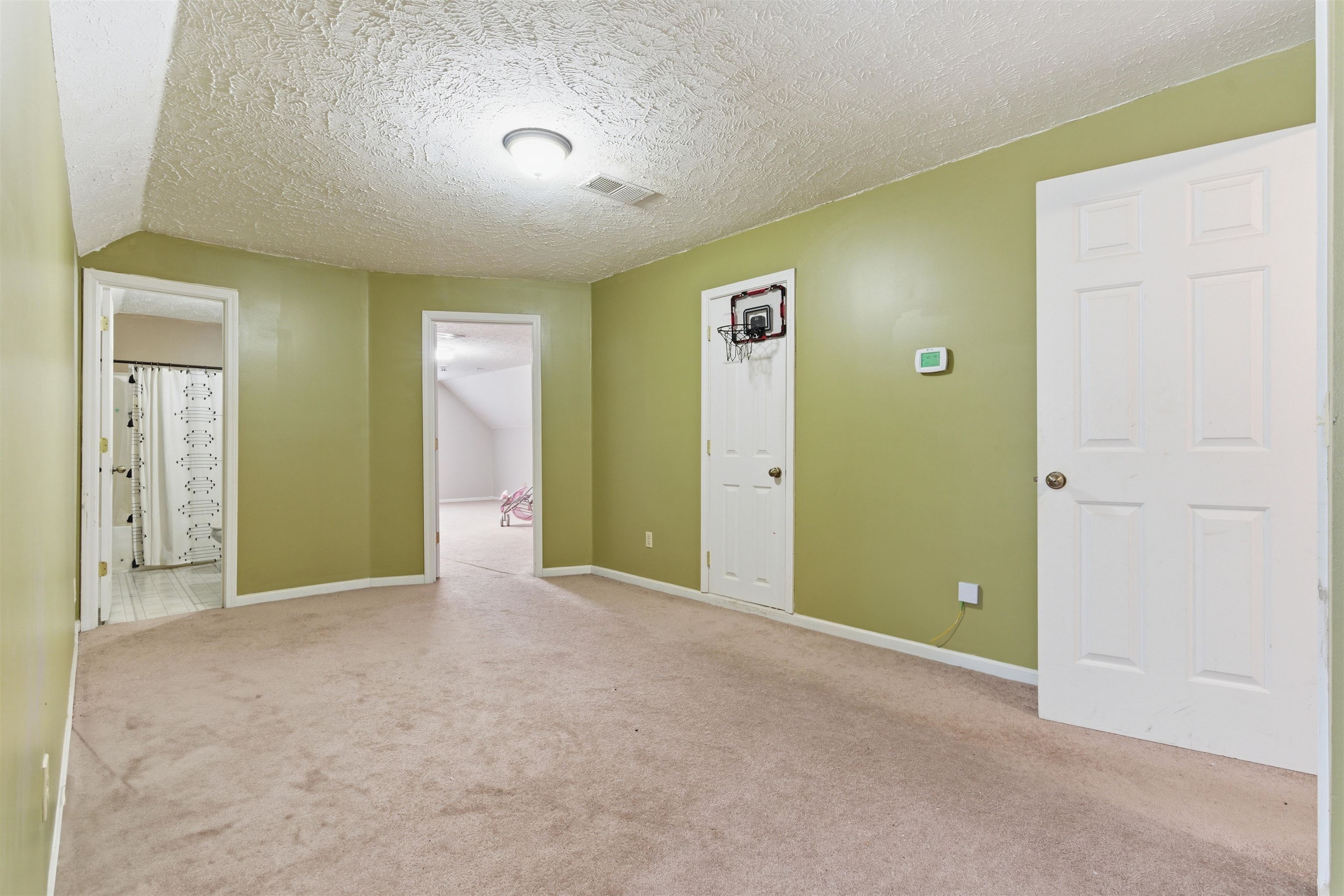 915 Cliffview Road Bolivar, TN 38008 - Photo 31 of 35 an empty room with closet and a bathroom