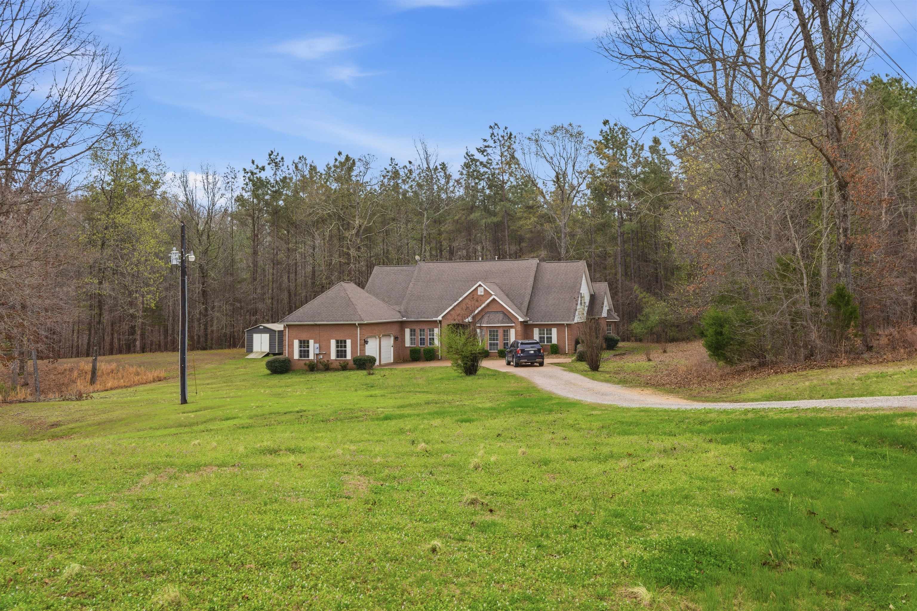 915 Cliffview Road Bolivar, TN 38008 - Photo 35 of 35 a backyard of a house with table and chairs