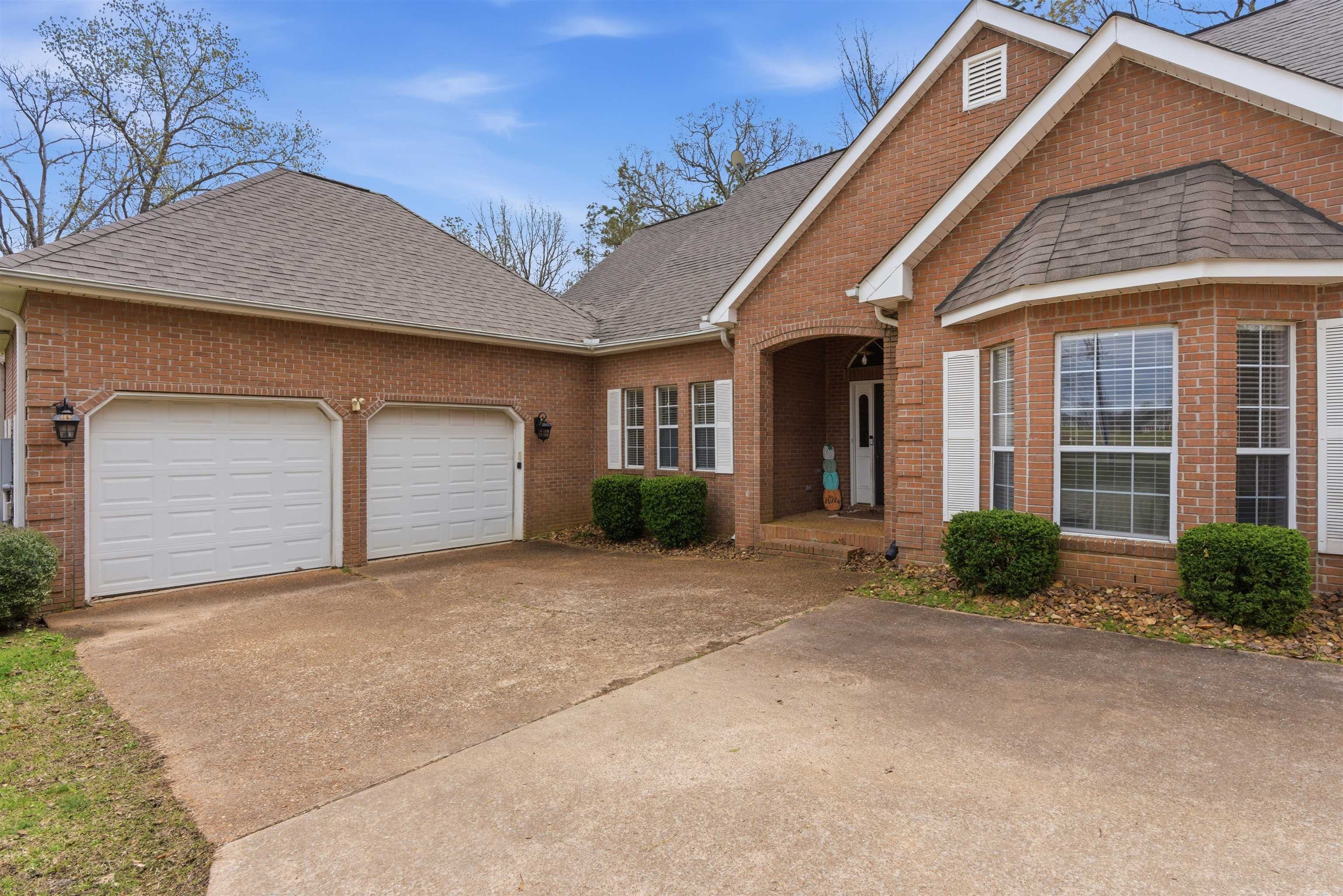 915 Cliffview Road Bolivar, TN 38008 - Photo 4 of 35 a front view of a house with garden