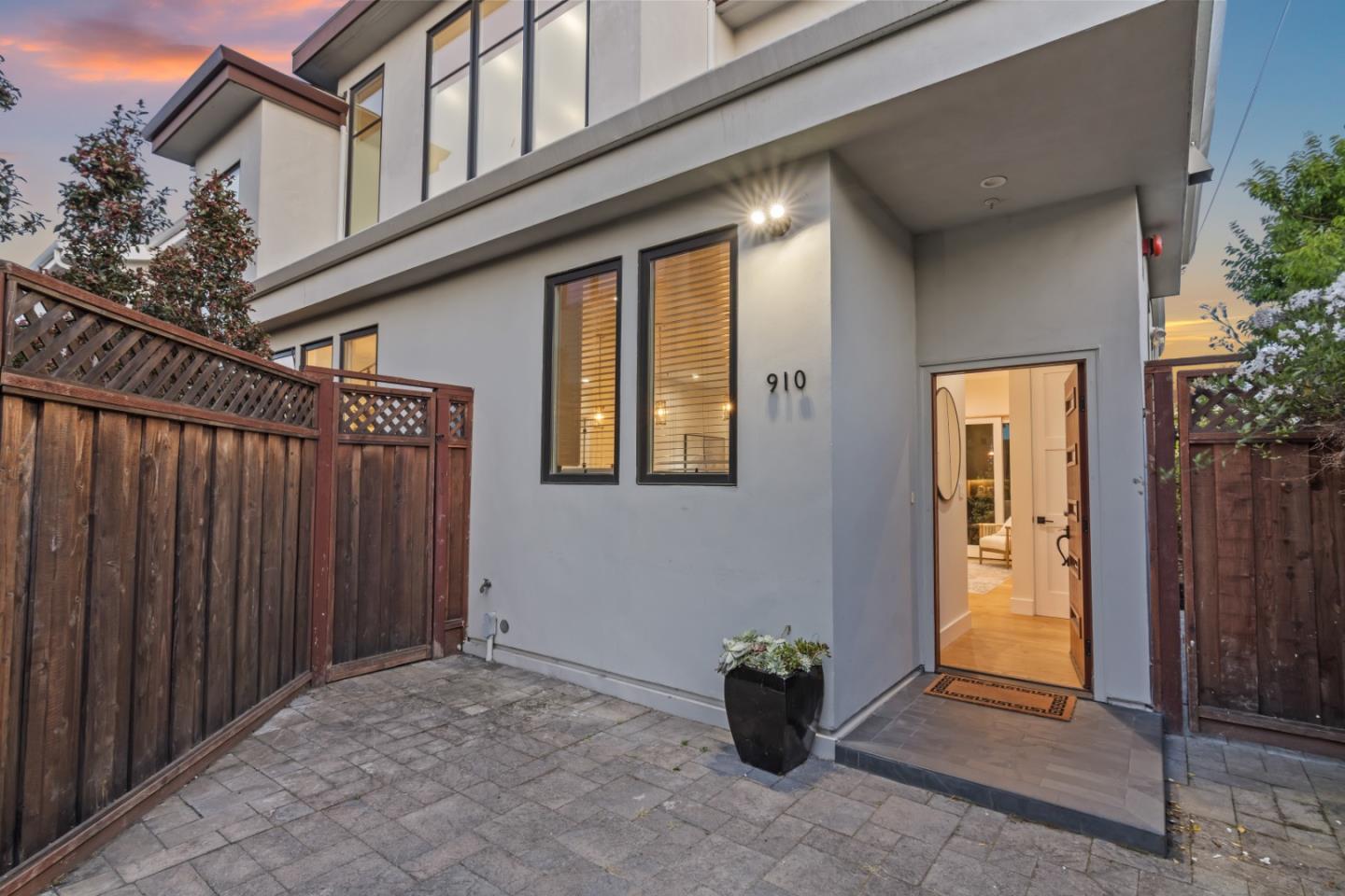 910 Cedar Street Berkeley, CA 94710 - Photo 4 of 39 a view of entryway