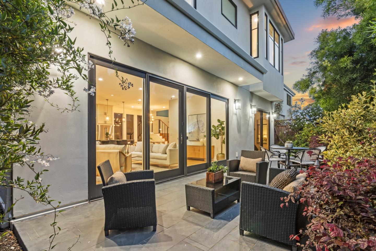 910 Cedar Street Berkeley, CA 94710 - Photo 10 of 39 a living room with furniture and a potted plant