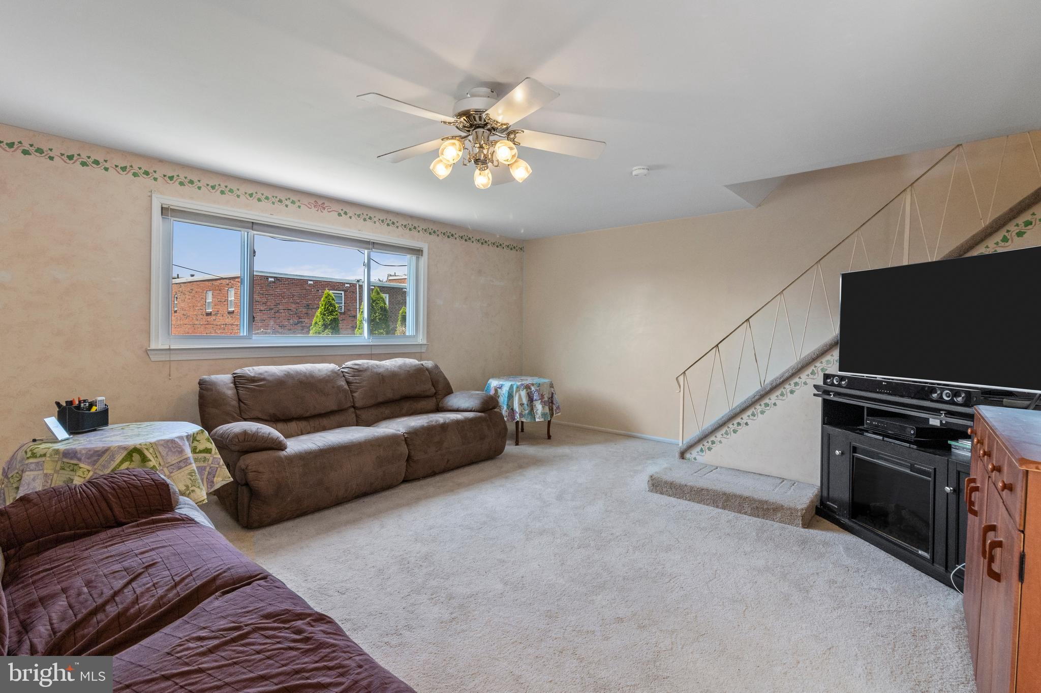 722 Susquehanna Road Philadelphia, PA 19111 - Photo 5 of 34 Living Room