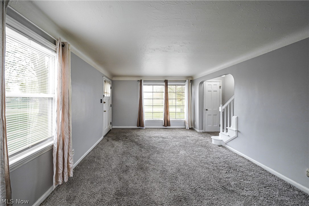 8604-8606 Biddulph Road Brooklyn, OH 44144 - Photo 11 of 29 Living Room