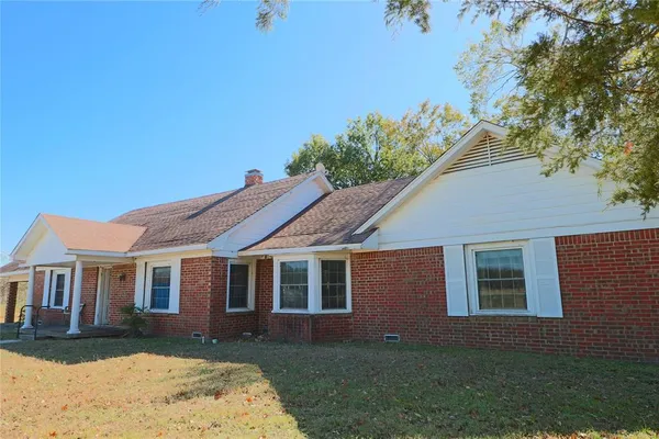 a view of a house with a backyard