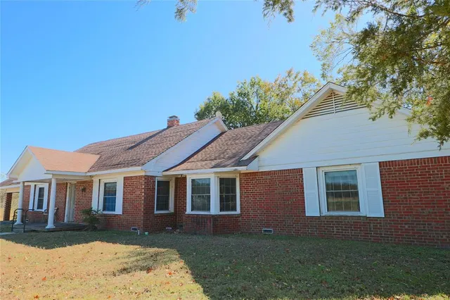 a view of a house with a backyard