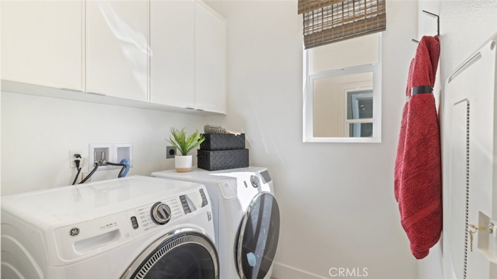 300 Junco Irvine, CA 92618 - Photo 21 of 34 a view of kitchen and washer and dryer