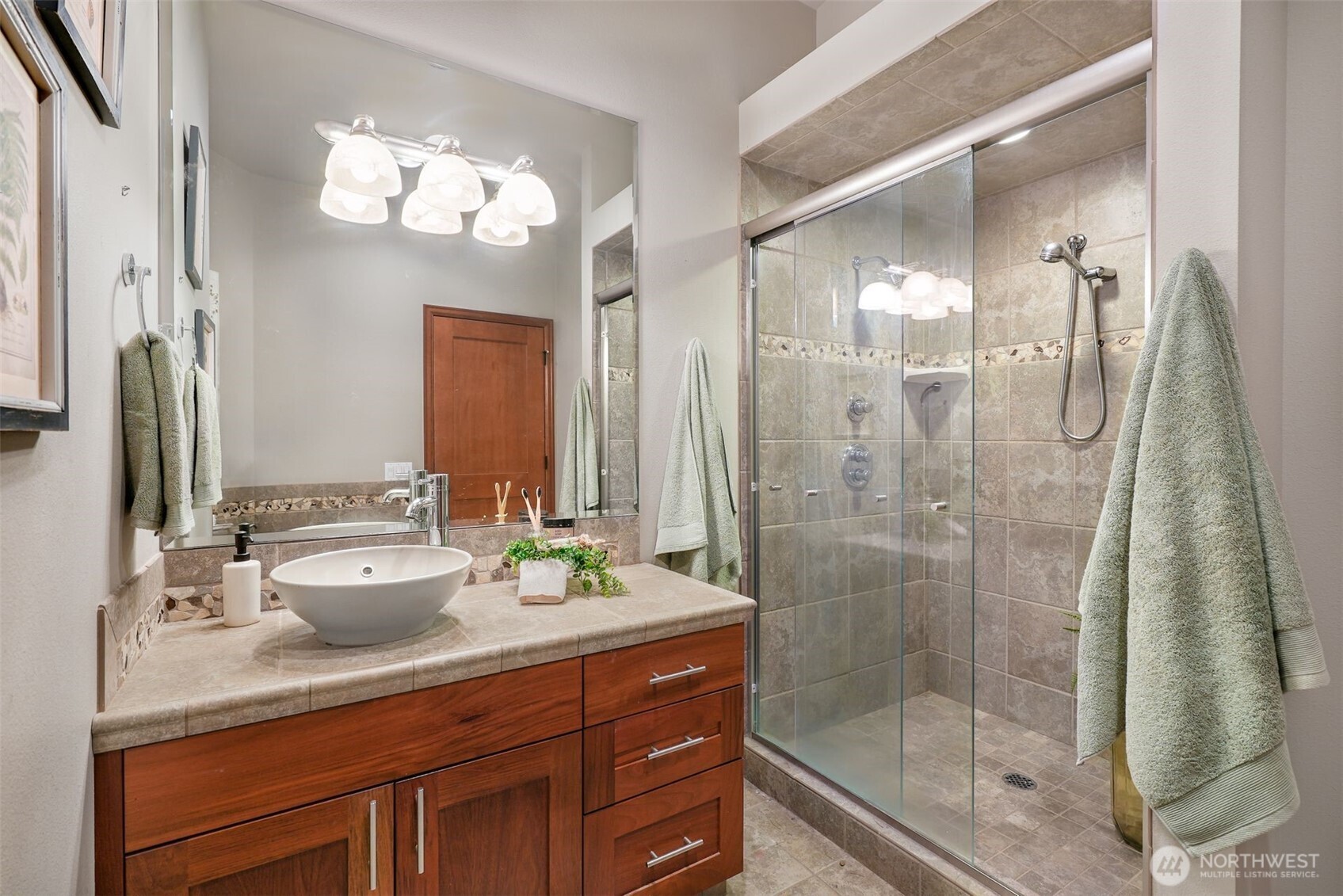 2004 Valley View Drive Lake Stevens, WA 98258 - Photo 20 of 40 a bathroom with double sink and a mirror