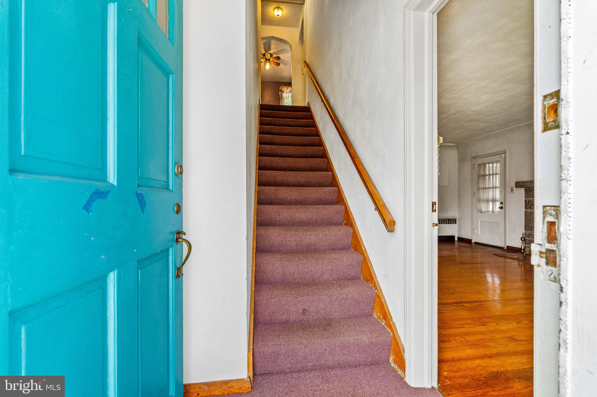 806 Long Bar Harbor Road Abingdon, MD 21009 - Photo 5 of 41 Inviting entryway with vibrant charm.