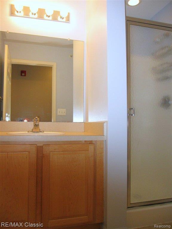 16874 Farmington Road Livonia, MI 48154 - Photo 14 of 16 HALL BATHROOM