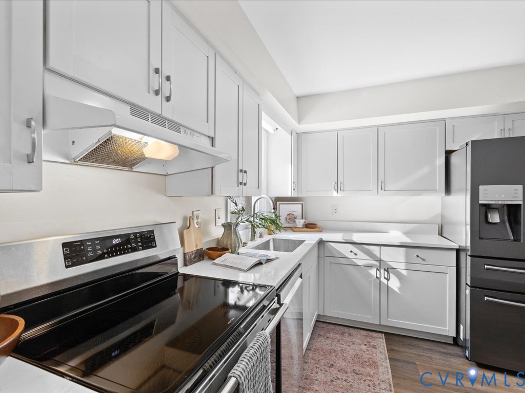 13217 Court Ridge Road Midlothian, VA 23112 - Photo 21 of 37 a kitchen with a stove a sink and a refrigerator