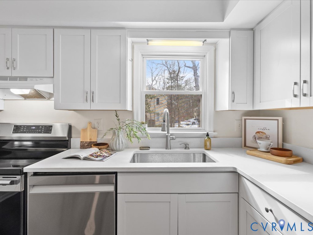 13217 Court Ridge Road Midlothian, VA 23112 - Photo 22 of 37 a kitchen with a sink cabinets and window