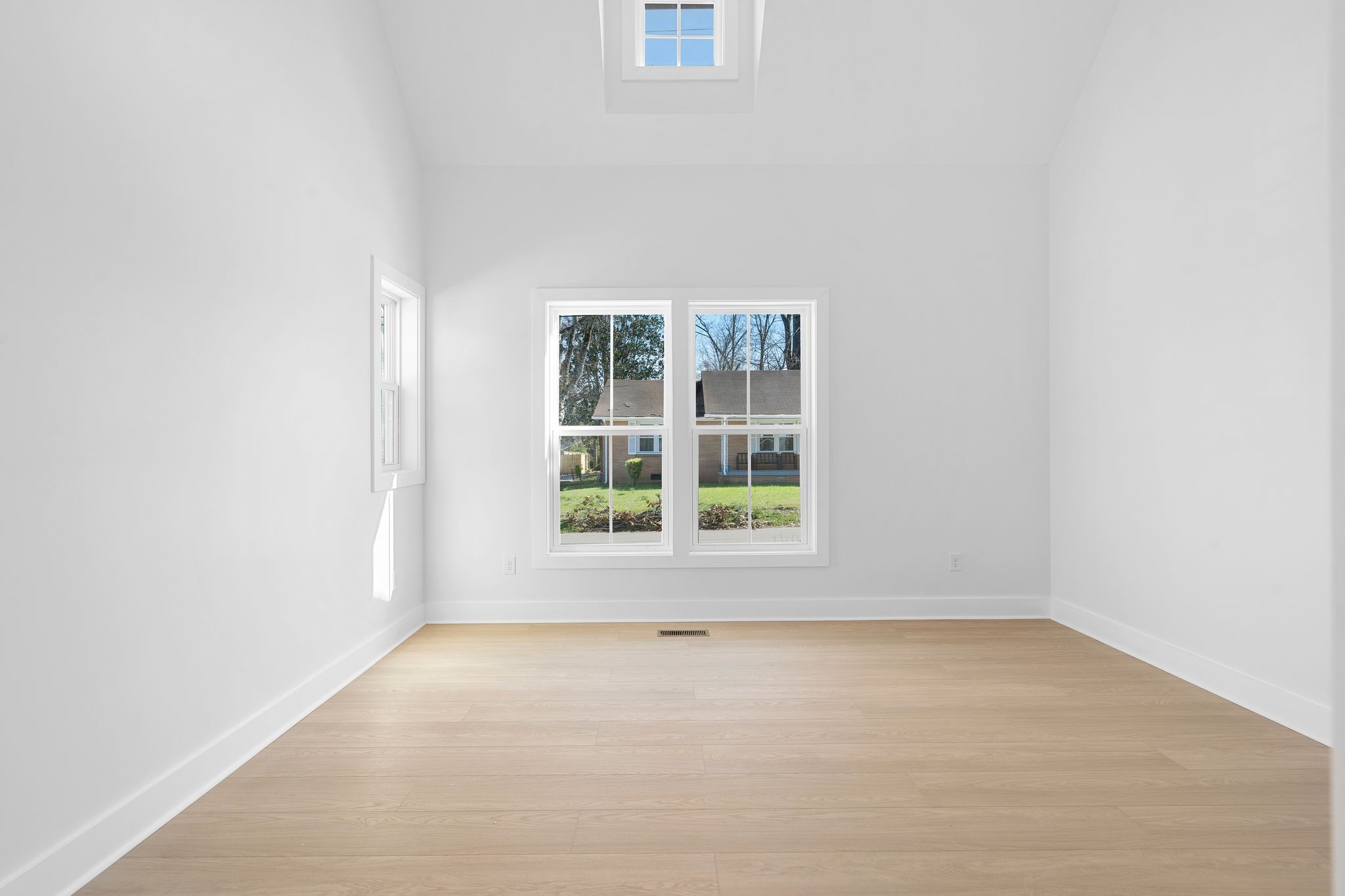930 Glass Street Franklin, TN 37064 - Photo 12 of 34 an empty room with a window