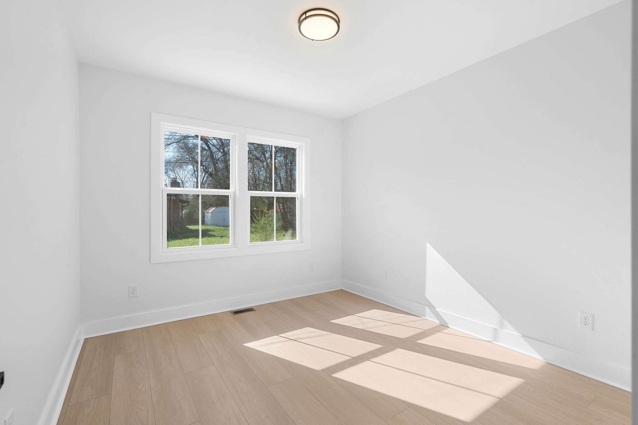 930 Glass Street Franklin, TN 37064 - Photo 21 of 34 an empty room with windows