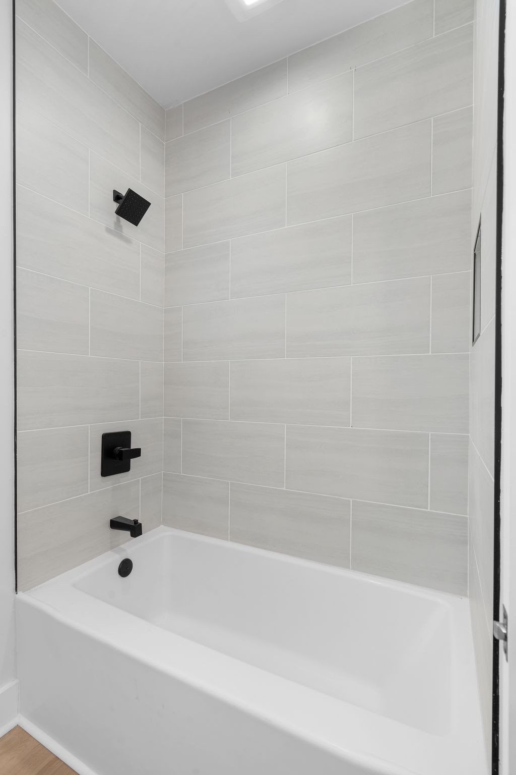 930 Glass Street Franklin, TN 37064 - Photo 23 of 34 a bathroom with a bathtub