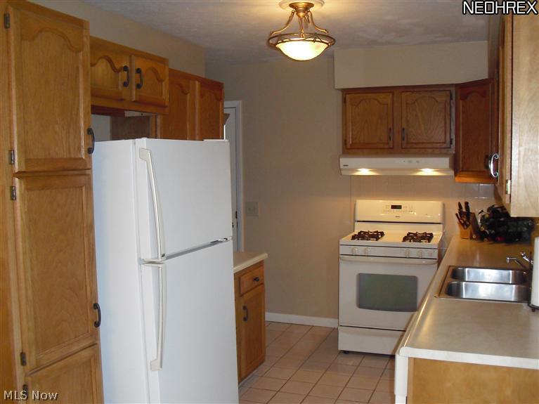 6250 Dodge Road Southwest Canton, OH 44706 - Photo 7 of 25 Spotless kitchen comes with appliances