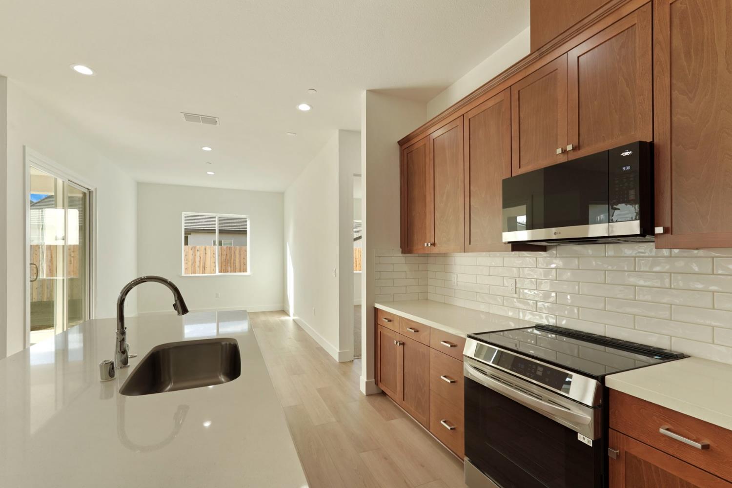 446 Tigris Street Manteca, CA 95337 - Photo 8 of 46 Quartz countertops