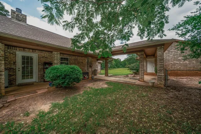 a view of a house with backyard and porch