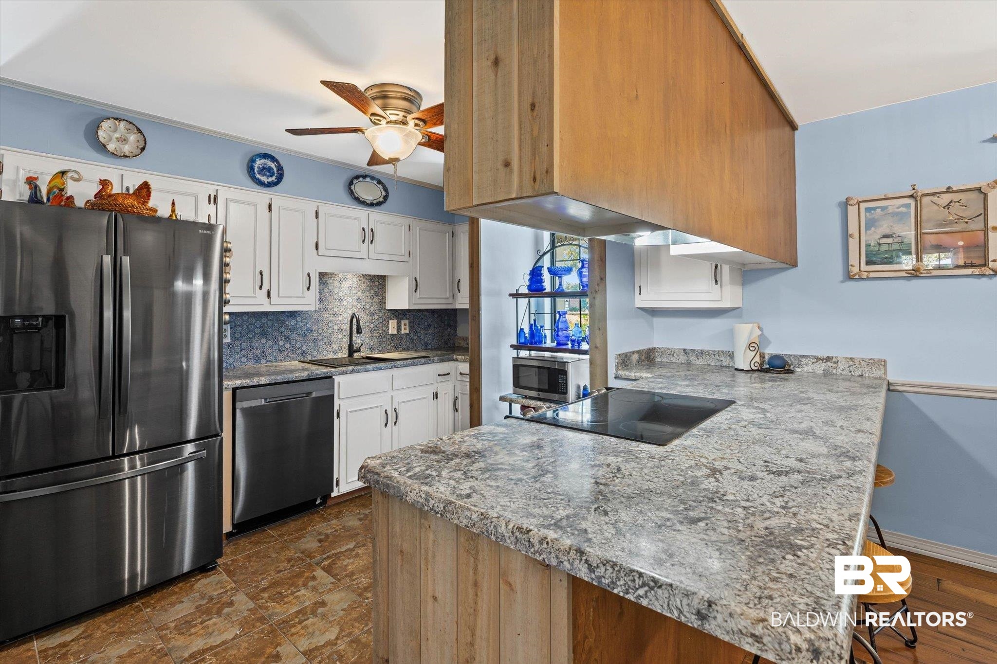 3846 Leslie Road Saraland, AL 36571 - Photo 9 of 40 Kitchen with stainless steel appliances, backsplash, a peninsula, a breakfast bar area, and a ceiling fan