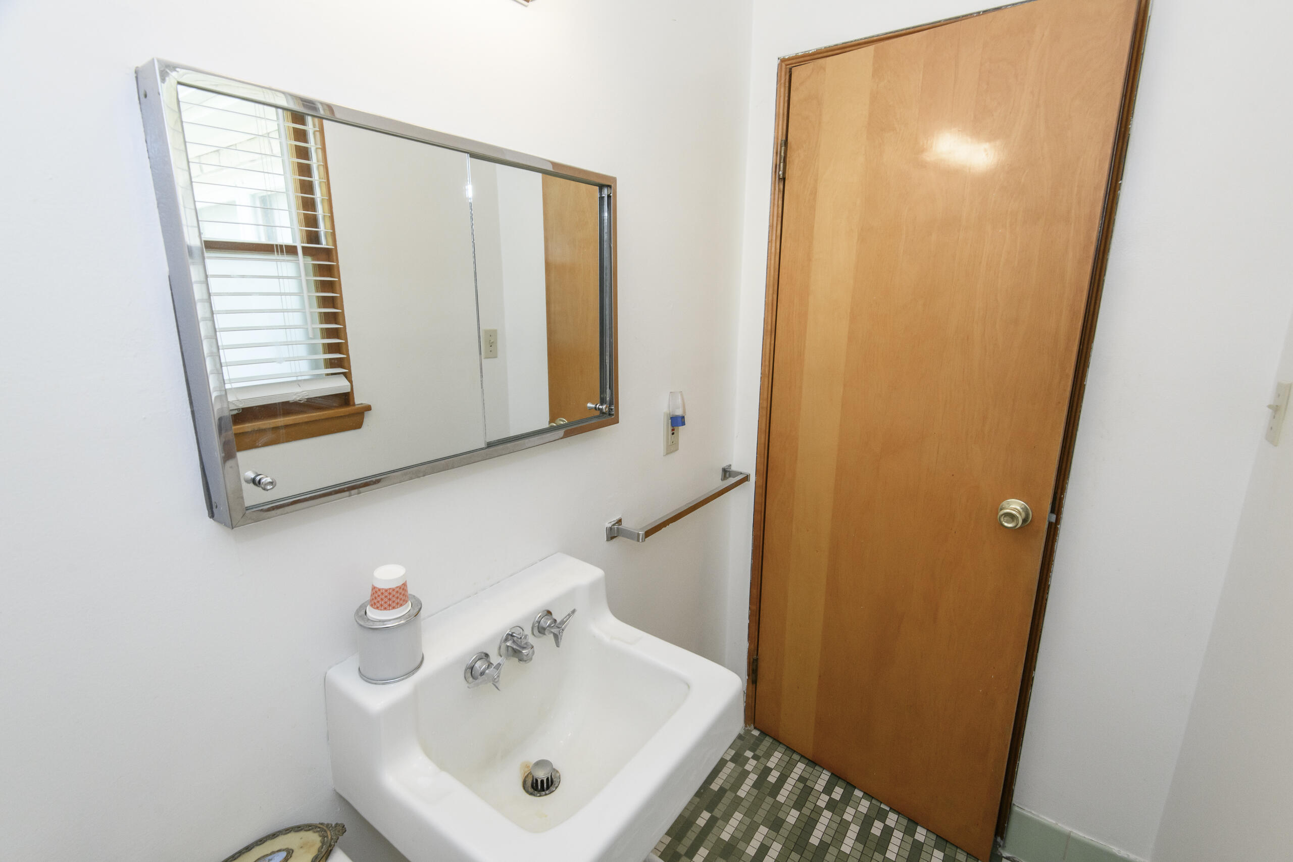 9610 North Cedarburg Road Mequon, WI 53092 - Photo 20 of 28 Powder Room on Main