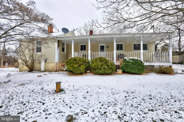$424,900 | 16819 Woodgrove Road, Round Hill, VA 20141