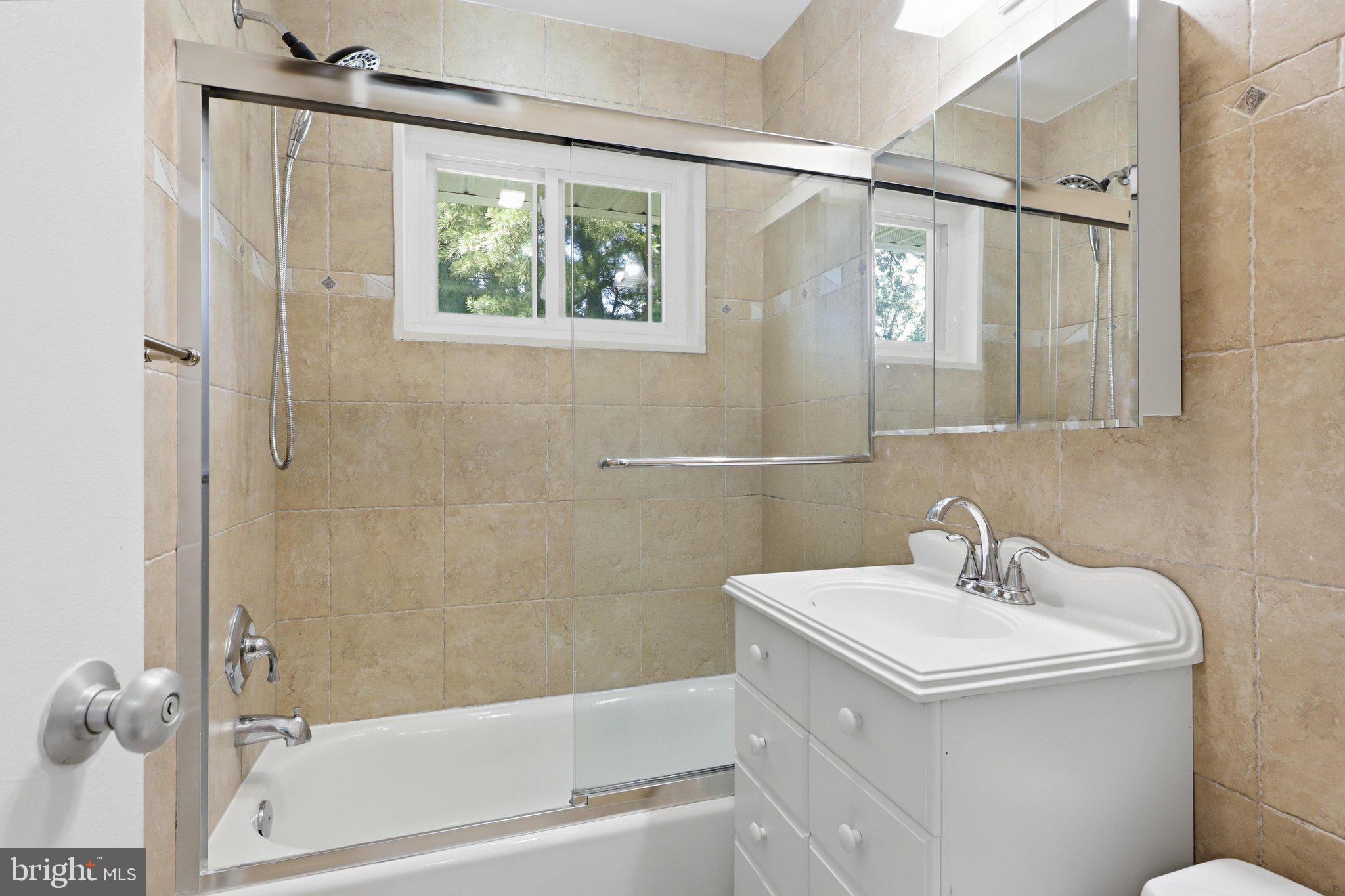5364 Pooks Hill Road, Unit 301 Bethesda, MD 20814 - Photo 10 of 25 Upstairs bath