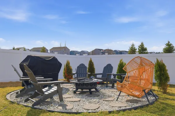 a view of a house with backyard