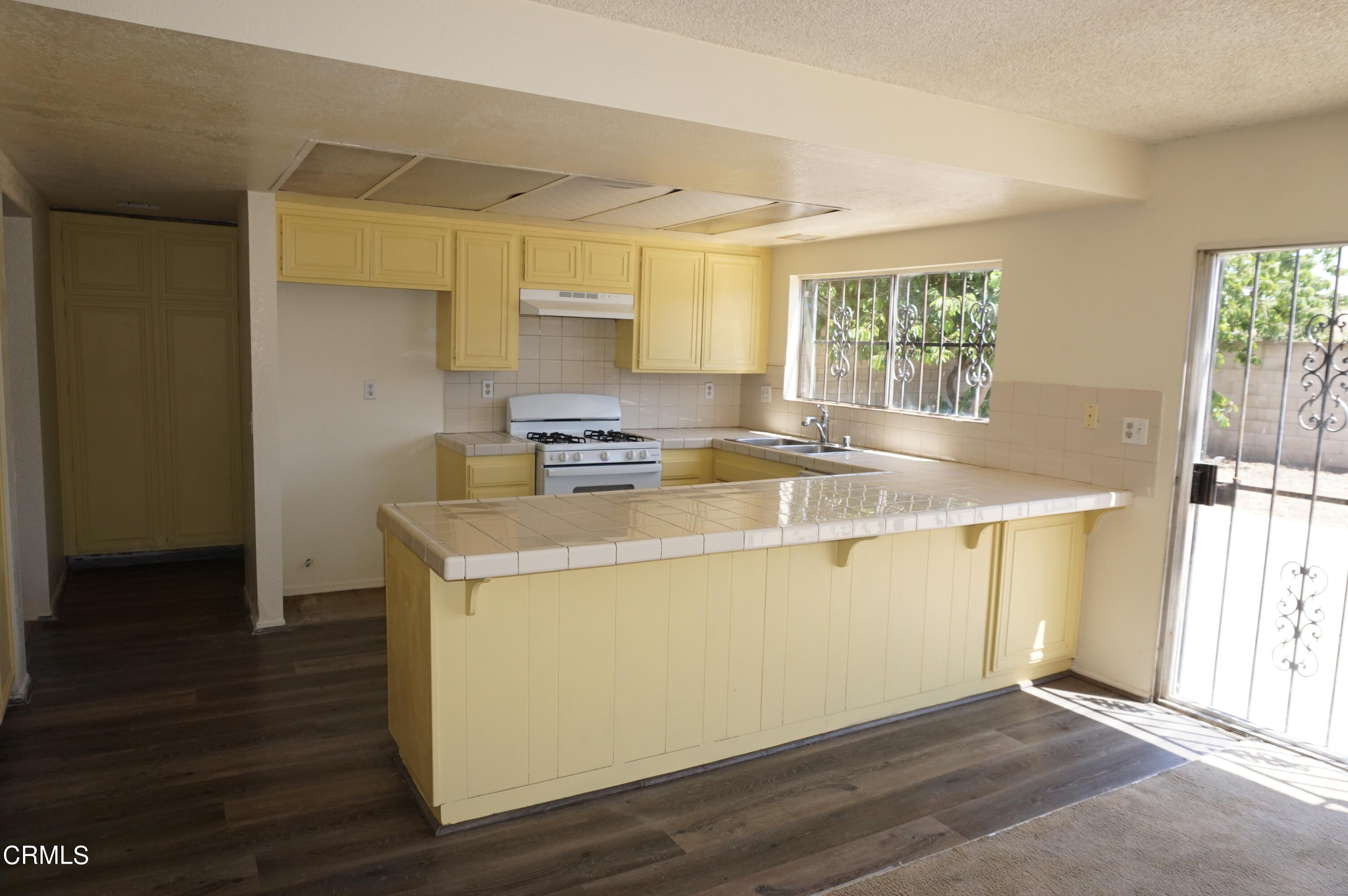 1500 Kipling Court Oxnard, CA 93033 - Photo 7 of 18 a kitchen with appliances cabinets and a wooden floor