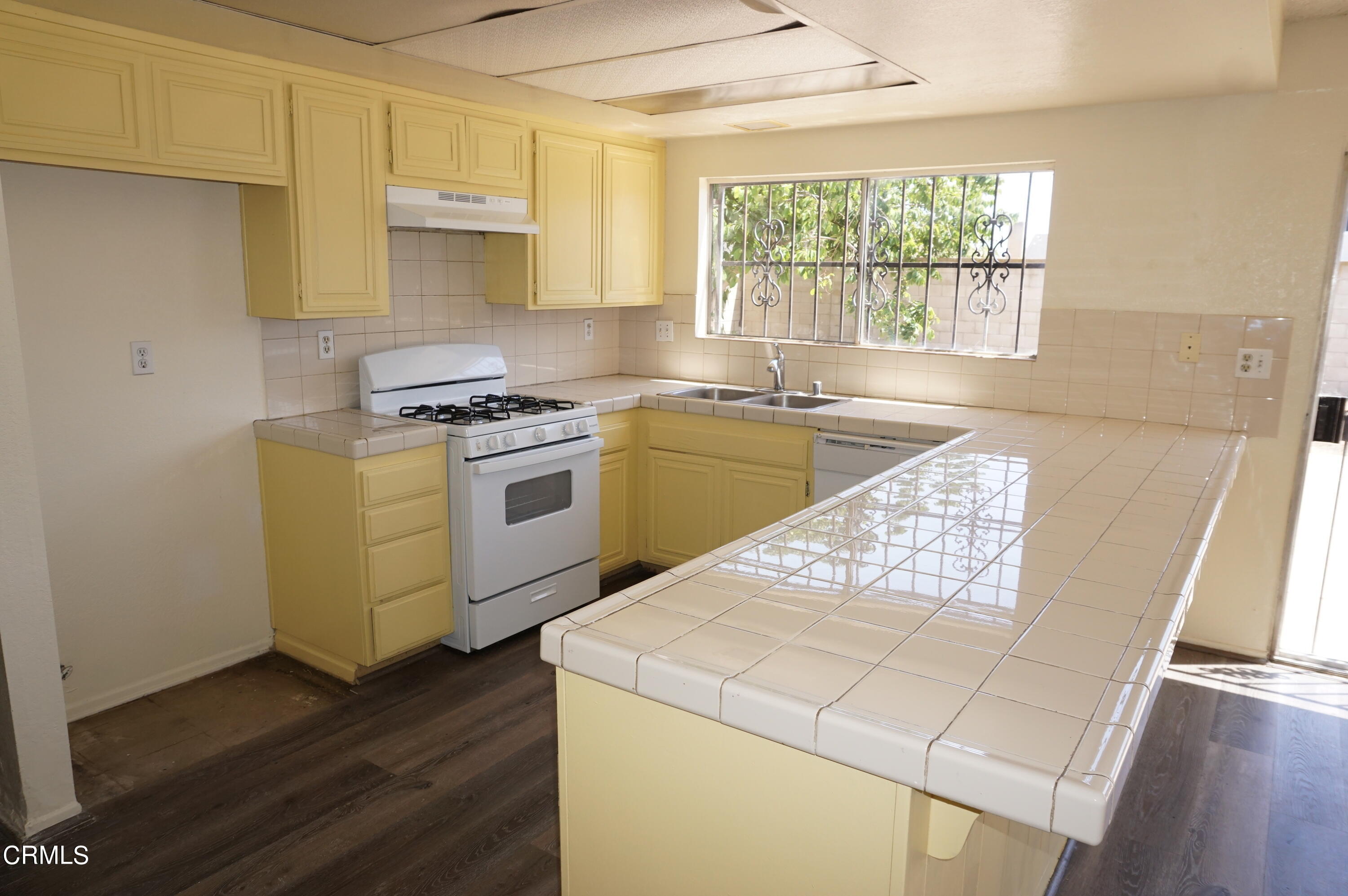 1500 Kipling Court Oxnard, CA 93033 - Photo 8 of 18 a kitchen with a stove a sink and a microwave
