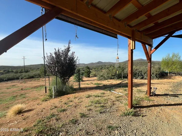 a view of a backyard