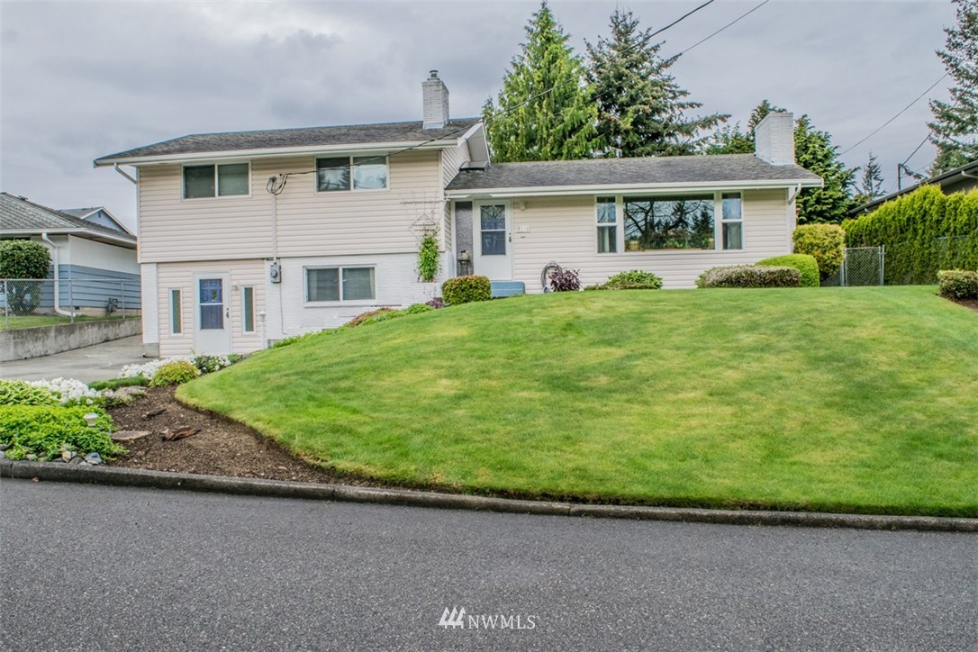 5204 West Highland Road Everett, WA 98203 - Photo 1 of 17