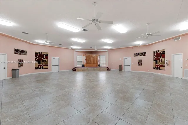 a view of a livingroom with furniture and a ceiling fan
