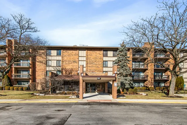 $349,888 | 77 Lake Hinsdale Drive, Unit 207, Willowbrook, IL 60527