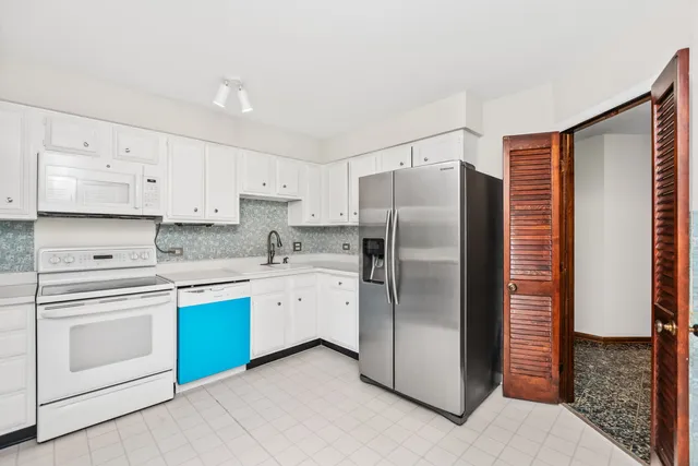 $349,888 | 77 Lake Hinsdale Drive, Unit 207, Willowbrook, IL 60527