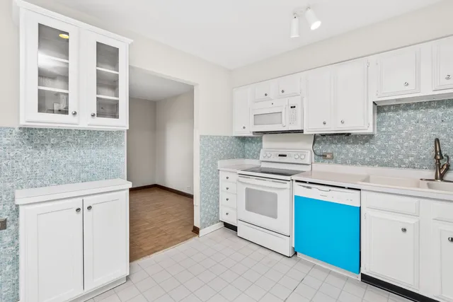 $349,888 | 77 Lake Hinsdale Drive, Unit 207, Willowbrook, IL 60527