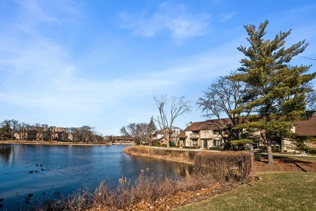 $349,888 | 77 Lake Hinsdale Drive, Unit 207, Willowbrook, IL 60527