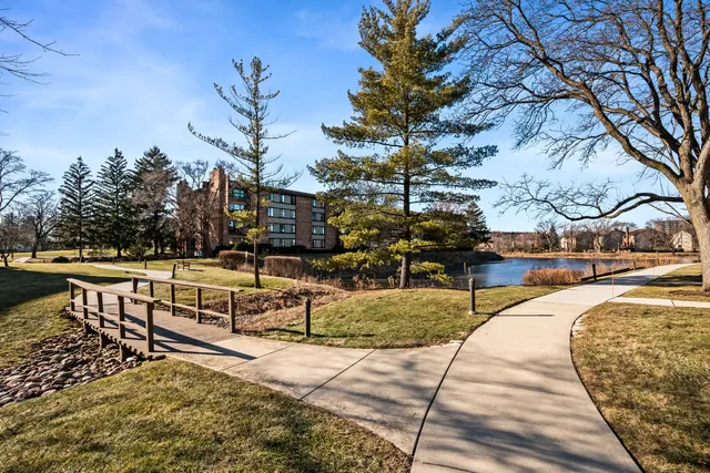 $349,888 | 77 Lake Hinsdale Drive, Unit 207, Willowbrook, IL 60527