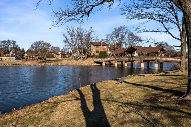 $349,888 | 77 Lake Hinsdale Drive, Unit 207, Willowbrook, IL 60527