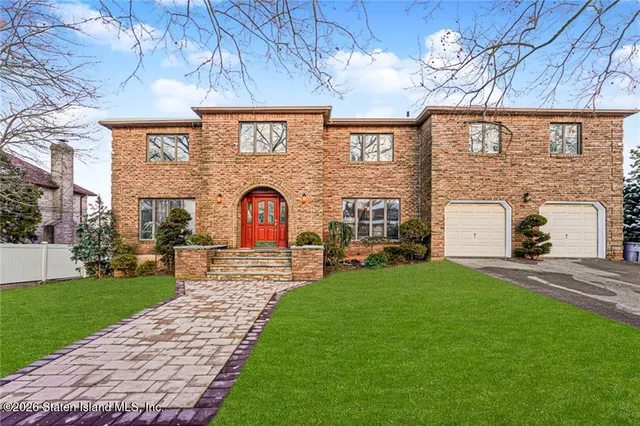 a view of a yard with a house